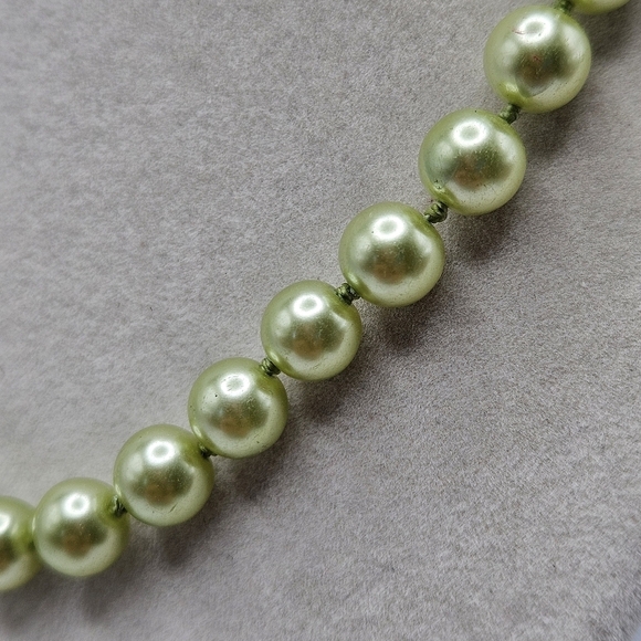 VINTAGE Pastel Green Glass Faux Pearl Single Strand 17" Necklace - Picture 5 of 5